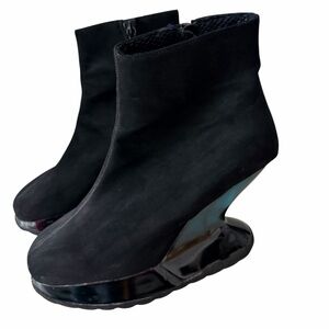 JOHN FLUEVOG Open Curved Wedge Statement Black Boots Leather Women’s Size 6